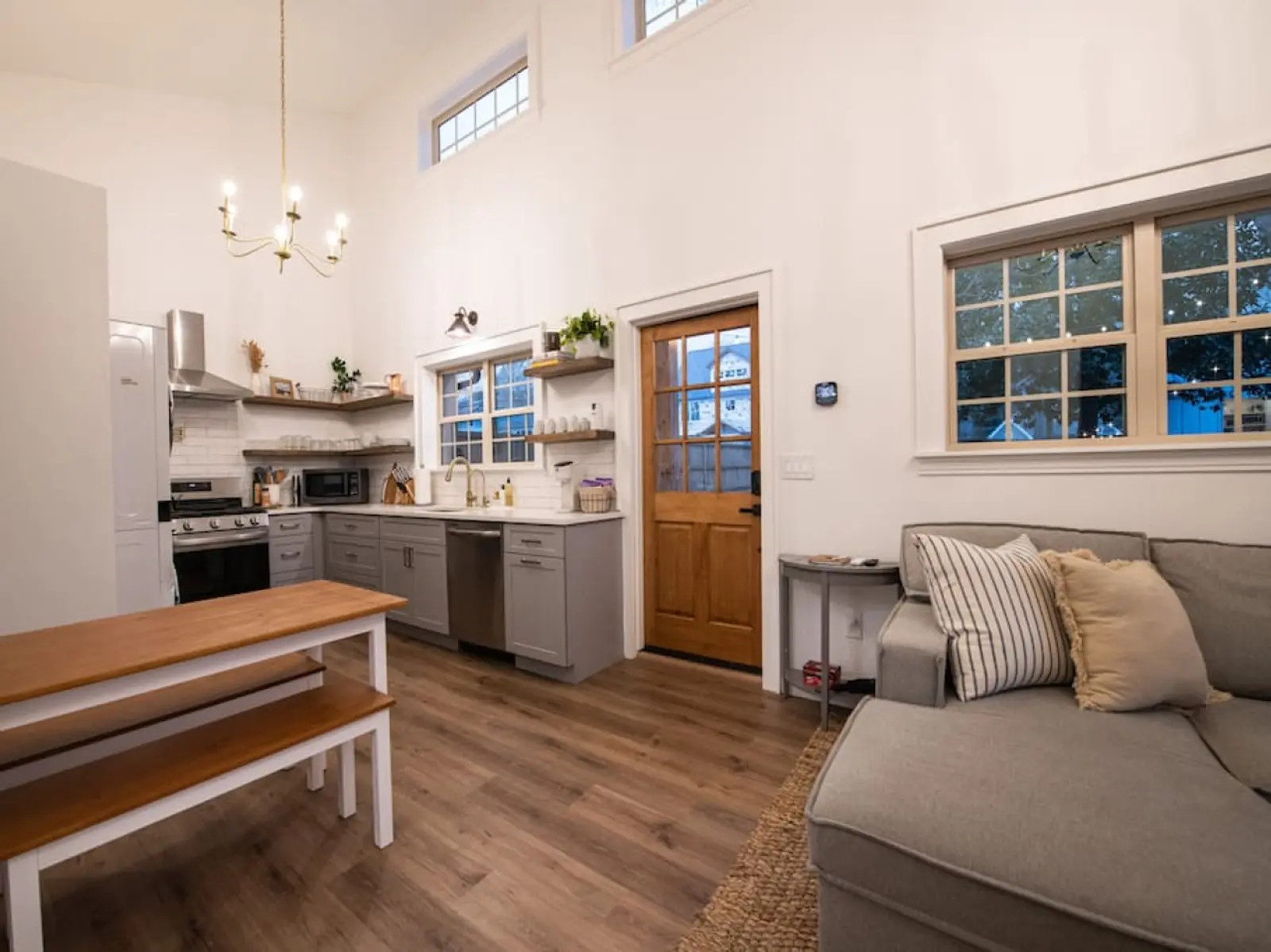 Cozy Cottage kitchen and dining bench